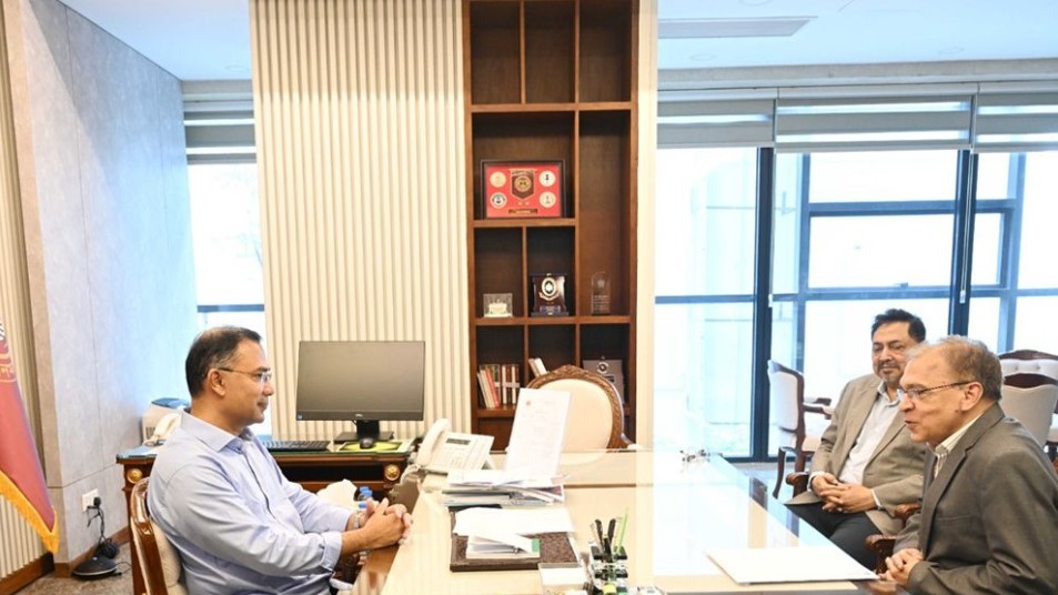 প্রধানমন্ত্রী তারেক রহমানের সঙ্গে টিআইবি নির্বাহী পরিচালকের সাক্ষাৎ